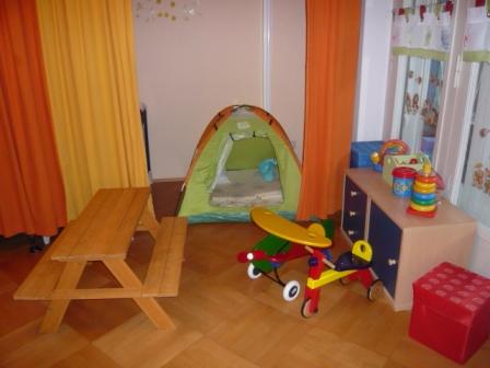 tl_files/mone/Spielzimmer-Basteltisch.JPG